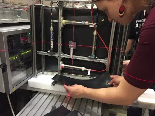 Vendula testuje beam monitor v laboratoři