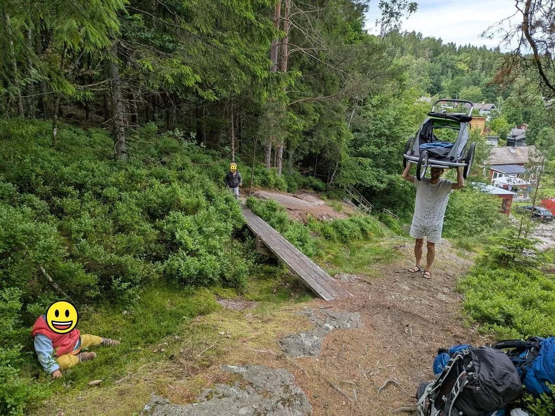Eda nese croozer nad hlavou do prudkého kopce